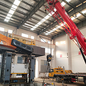 室内起吊车吊装工作